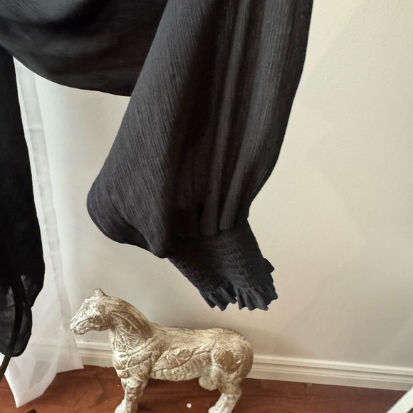 Beautiful tie blouse - Picture 5 of 6